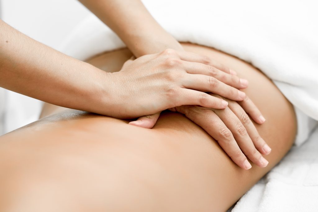 Ból dolnego odcinka kręgosłupa leczy również masaż.