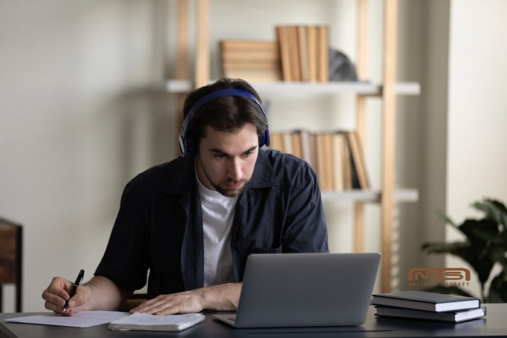 Mężczyzna przed komputerem - kurs online dla fizjoterapeutów