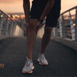 Ból piszczeli przy bieganiu - mężczyzna trzymający się za łydkę