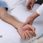 Drętwienie rąk w nocy - mężczyzna leżący na łóżku