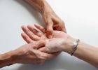 Drętwienie palców może być objawem wielu chorób